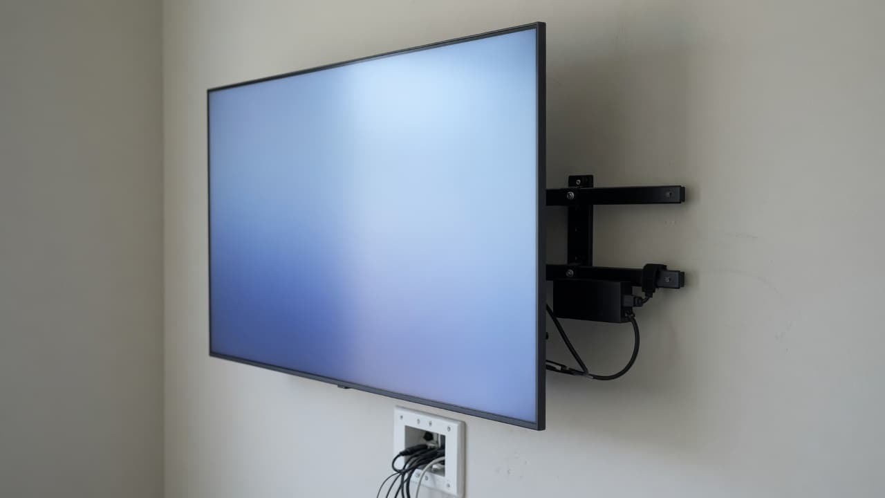Wall-mounted commercial 4K display with the Signage Player attached to the mount behind it